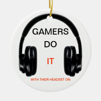 Gamers tun es. Mit ihrem Kopfhörer an! Keramikornament