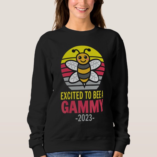 Gammy 2023   Bee   Grandma   Excited To Be A Gammy Sweatshirt (Vorderseite)