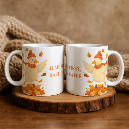 Gans springt zuerst, harkt später Lustiger Herbstb Kaffeetasse