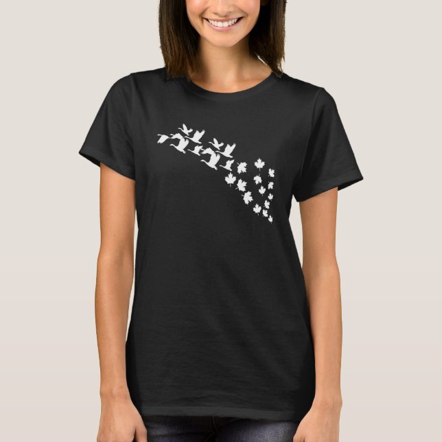 Gänse Flying Maple Leaf Goose Canada Day T-Shirt (Vorderseite)
