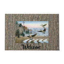 Gänse im landwirtschaftlichen Feld