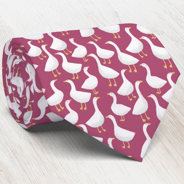 Gänse-Vogel-Muster Berry-Rote Krawatte (White goose geese pattern neck tie on a berry red background)