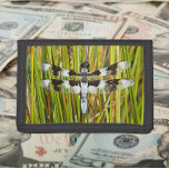 Gänseblümchen Tri-fold Geldbeutel<br><div class="desc">Für Naturliebhaber! Sichern Sie Geld und Kreditkarten mit dieser Brieftasche,  die das Foto eines gemeinsamen Whitetail-Libellen,  auch bekannt als Langschwanz-Skimmer,  enthält. Wählen Sie Ihre Portemonnaie aus.</div>