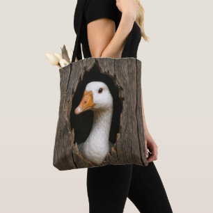 Gänsepinkeln aus gezacktem Holzloch