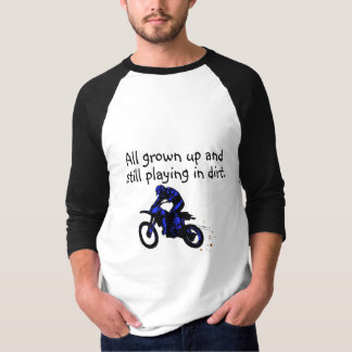 Ganz aufgewachsen und noch, spielend im T-Shirt