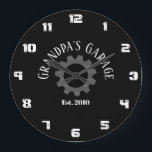 Garagenjahr des Großvaters Datum der Festlegung de Große Wanduhr<br><div class="desc">Opa's Garage kundenspezifisch etablierte Datumsuhr. Der Text der Garage und das Datum des Todes sind individuell einstellbar. Uhr zum Spaß für die Garage oder Werkstatt des Großvaters.</div>