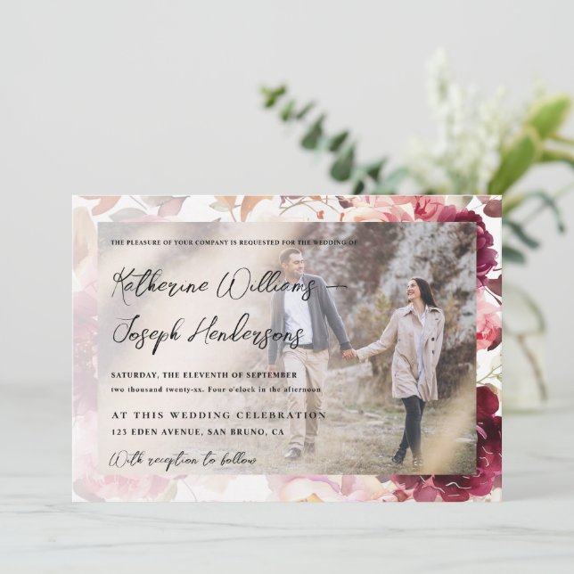 Garden Burgundy Script Kalligrafy Foto Wedding Einladung (Stehend Vorderseite)