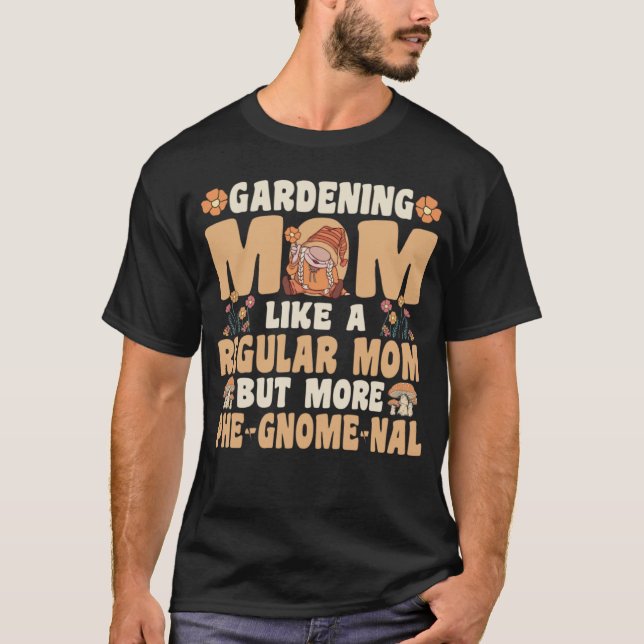 Gardening Mom with Gnomes T-Shirt (Vorderseite)