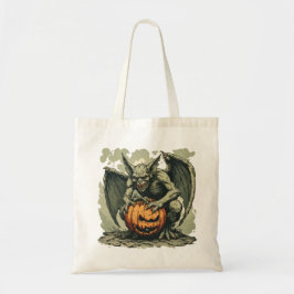 Gargoyle und ein Halloween-Kürbis auf einem Tragetasche