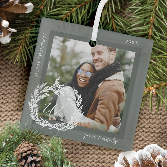 Garland Wreath Couple Monogram Foto Christmas Ornament Aus Glas (Garland Wreath Couple Monogram Photo Christmas Glass Ornament)