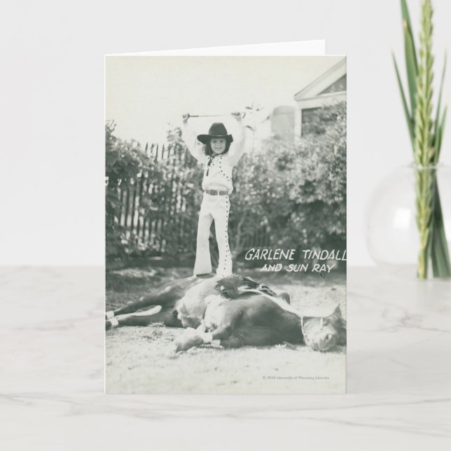 Garlene Tindall stehend auf einem Trickpferd Karte (Vorderseite)