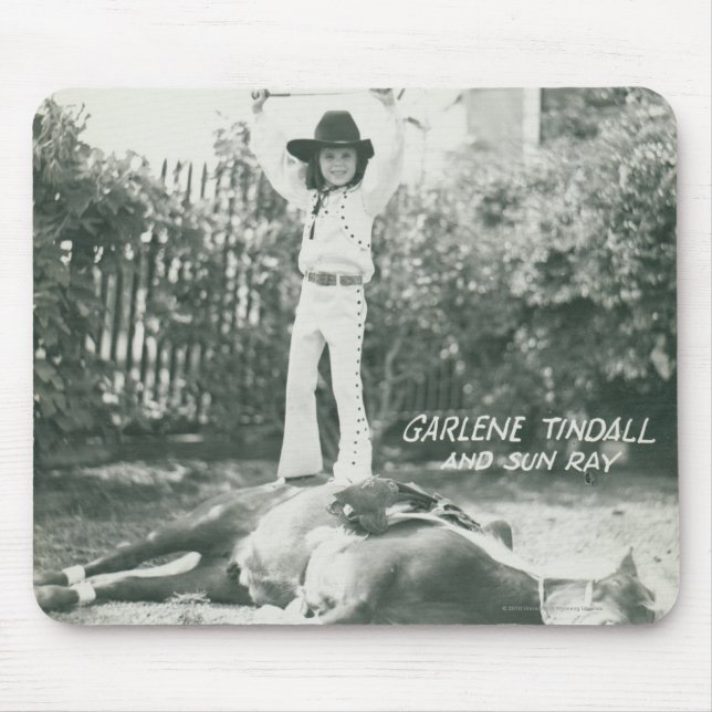 Garlene Tindall stehend auf einem Trickpferd Mousepad (Vorne)