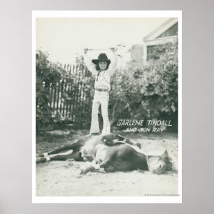 Garlene Tindall stehend auf einem Trickpferd. Poster