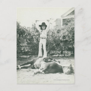 Garlene Tindall stehend auf einem Trickpferd. Postkarte