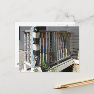 Garnbombardierte Veranda eines verlassenen Hauses Postkarte