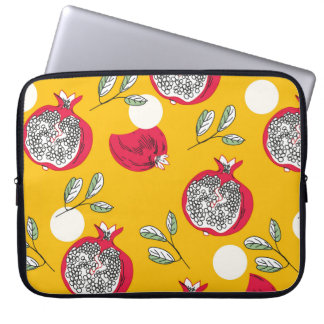 Garnetobst von Hand gezeichnet nahtlos Muster. Vin Laptopschutzhülle