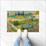 Garten in Arles | Vincent van Gogh Fußmatte<br><div class="desc">Garten in Arles (1888) von dem niederländischen Postimpressionisten Vincent van Gogh. Originelle Kunstwerke sind ein Öl auf der Leinwand,  das eine üppige Landschaft mit bunten Blume darstellt. Verwenden Sie die Entwurfstools,  um einen benutzerdefinierten Text hinzuzufügen oder das Bild zu personalisieren.</div>