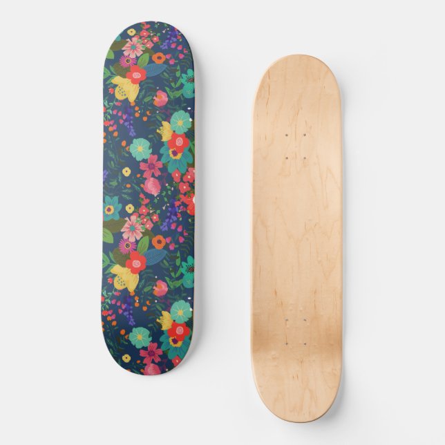 Garten in Frühlingsblüte Skateboard (Vorderseite)