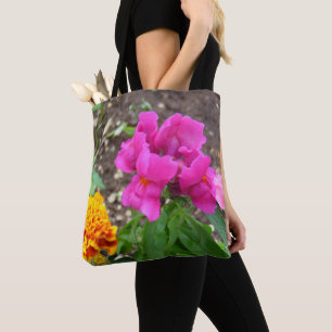Garten mit Blumen im Freien