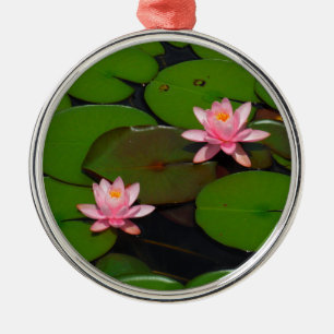 Garten mit Blütenblumen, Rosa Lotus, Ornament Aus Metall