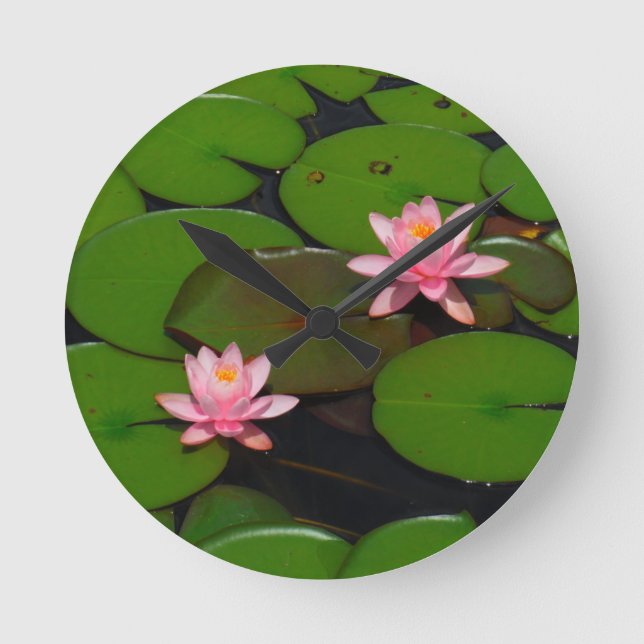 Garten mit Blütenblumen, Rosa Lotus, Runde Wanduhr (Vorderseite)