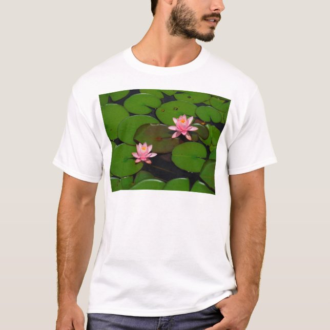 Garten mit Blütenblumen, Rosa Lotus, T-Shirt (Vorderseite)