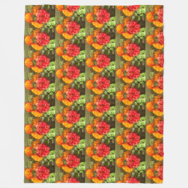 Garten mit orangefarbenen und roten Blumen Fleecedecke