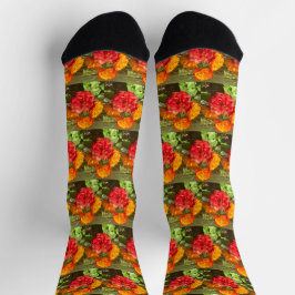 Garten mit orangefarbenen und roten Blumen Socken