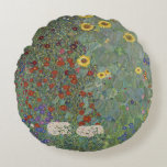 Garten mit Sonnenblumen von Gustav Klimt Rundes Kissen<br><div class="desc">Bringen Sie die Schönheit von Gustav Klimts berühmtem Gemälde in Ihre Zuhause mit unserem Bauerngarten mit Sonnenblumenkissen. Dieses Kissen mit atemberaubenden Details und lebhaften Farben ist die perfekte Ergänzung zu jedem Wohnraum. Der hochwertige Druck erfasst das Wesen des Kunstwerks und das Design wird jedem Raum eine Touch der Eleganz verleihen....</div>