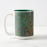 Garten mit Sonnenblumen von Gustav Klimt Zweifarbige Tasse<br><div class="desc">Erleben Sie die Schönheit der ikonischen Kunstwerke von Gustav Klimt mit unserem Bauerngarten mit Sonnenblumen-Tasse. Diese Tasse besticht durch ein atemberaubendes Kunstwerk von Klimts Meisterwerk. Das Set mit blühenden Sonnenblumen und einer üppigen Gartenlandschaft. Ideal, um Ihre Lieblings-heißen Getränke zu genießen und dabei die faszinierenden Details des Kunstwerks zu bewundern. Ob...</div>