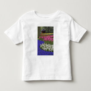 Garten mit Traubenhyazinthen, Hyazinthen und Tulpe Kleinkind T-shirt