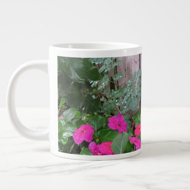 Garten Nach dem Regen - Martha's Vineyard Jumbo-Tasse (Links)