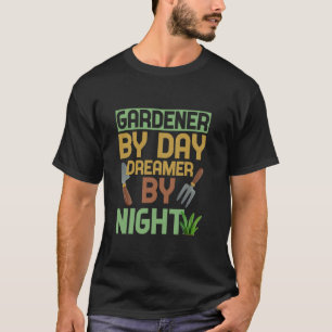 Gartenarbeit 4\GÄRTNER BEI TAG TRÄUMER BEI NACHT T-Shirt