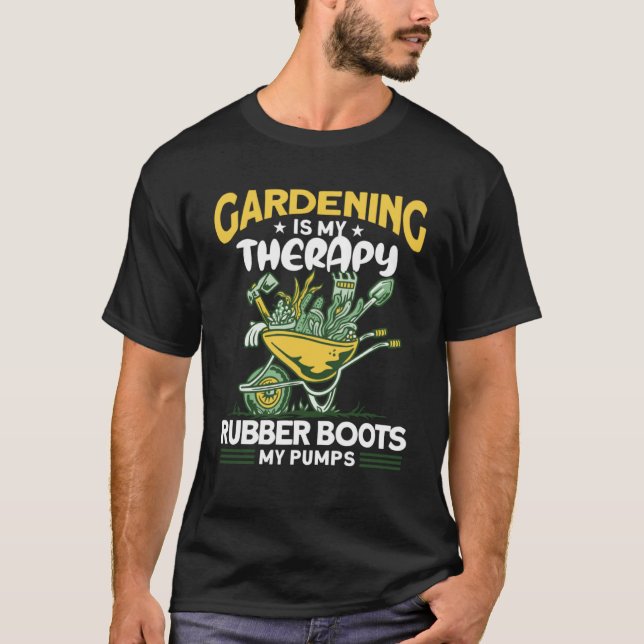 Gartenarbeit ist meine Therapie Gummi Stiefel mein T-Shirt (Vorderseite)