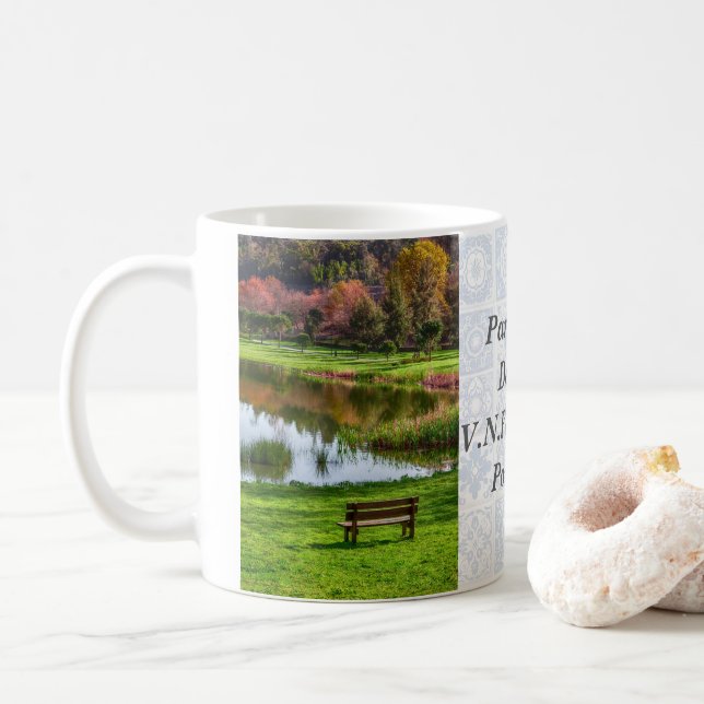 Gartenbank mit Blick auf See/Teich Kaffeetasse (Mit Donut)