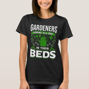 Gartendesigngärtner verbringen den ganzen Tag im  T-Shirt