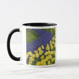 Gartenmuster aus Traubenhyazinthenblüten und Tasse