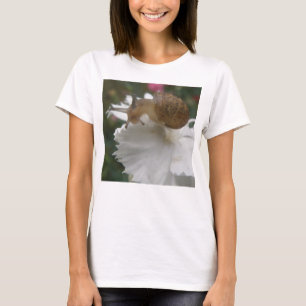 GartenSchnecke und weiße Nelke Ladys T Shirt