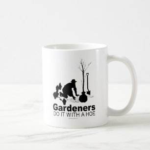 Gärtner machen es mit einer Hacke Tasse