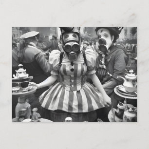 Gasmaske Frau am Tea Party Postkarte