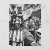 Gasmaske Frau am Tea Party Postkarte