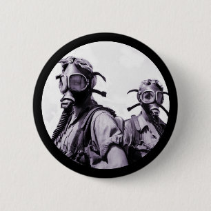 Gasmaske-Mädchen in Lila Button
