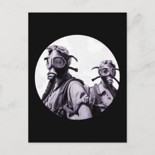 Gasmaske-Mädchen in Lila Postkarte