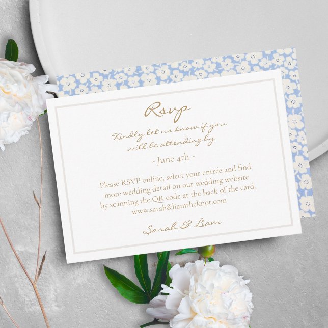 Gast QR Code Floral Dusty Blue Wedding RSVP Begleitkarte (Von Creator hochgeladen)