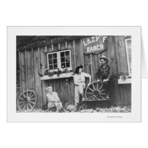 Gäste außerhalb einer Lazy F Ranch Bldg