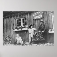 Gäste außerhalb einer Lazy F Ranch Bldg