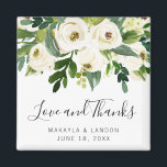 Gastgeschenk Hochzeit Bloral White Roses Grüne Magnet<br><div class="desc">Eleganter,  blumengeschmückter Magnet mit handgemalten Aquarellrosen und Grünpflanzen,  zusammen mit "Liebe und Dank" in einem handgeschriebenen Skript und Ihren Namen und Datum unten. Diese Blumenmagnete sind ideal für eine Gartenhochzeit im Sommer und machen große Gastgeschenke Hochzeiten,  die Sie gewollt werden,  um behalten.</div>