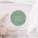 Gastgeschenk Hochzeit der grünen Eukalyptus Runder Aufkleber<br><div class="desc">Schönes,  zartes Eukalyptus foliage Gastgeschenk Hochzeit Aufkleber Design. Moderne Eleganz auf dem Trend Salbeigrün,  schwarz,  marineblau und weiß stilvolle zeitgenössische rustikale Sammlung. Ideal für Frühjahr,  Sommer,  Herbst,  Herbst oder Winter Hochzeiten.</div>