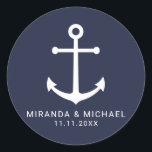 Gastgeschenk Hochzeit der modernen Nautischen Mari Runder Aufkleber<br><div class="desc">Moderne Minimalistische Nautical Navy Blue Anchor Gastgeschenk Hochzeit Sticker mit weißem Anker und personalisierten Braut und Bräutigam mit Hochzeitstermin in weißem,  modernen Sans Serif Schriftart Stil auf marineblau Hintergrund. Ideal für Hochzeiten mit Wassersportaktivitäten,  Hochzeiten zum Thema Strand und vieles mehr.</div>