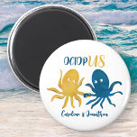 Gastgeschenk Hochzeit der Sonnenmarinade und des G Magnet<br><div class="desc">👉 Legen Sie ein Lächeln auf ein Gesicht mit dieser Küstenschifffahrt und Gold gebrannten Thema Oktopus Gastgeschenk Hochzeit Magneten! - Klicken Sie einfach, um dieses Design zu personalisieren 🔥 Mein Versprechen - Dieses Design hat einzigartige handgezeichnete Elemente (gezeichnet mein Ich!) - Es ist mit Ihnen im Hinterkopf 🙏 Danke für...</div>
